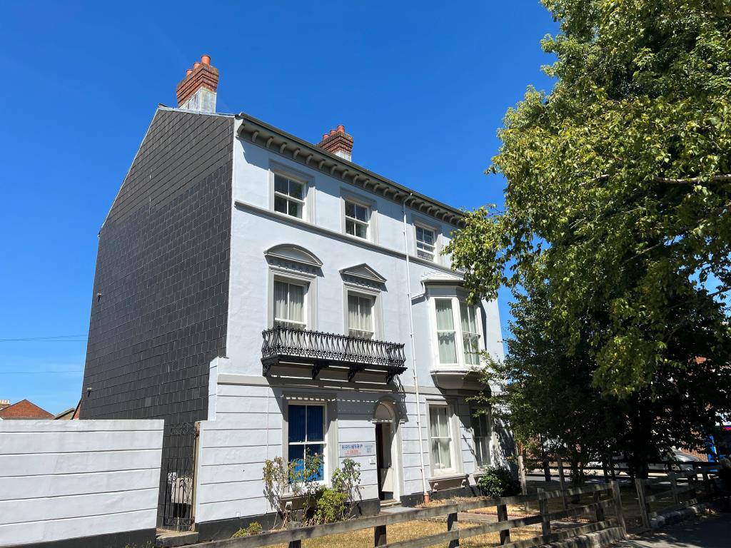 Lot: 108 - FREEHOLD MIXED INVESTMENT COMPRISING FOUR FLATS AND TWO COMMERCIAL OFFICES -